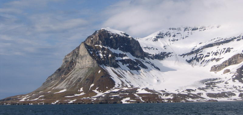 Ein kleiner Gletscher mit gut sichtbarer Moraene im Islfjorden
